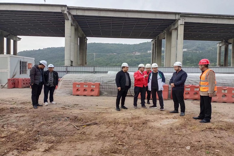 交投集團(tuán)黨委副書(shū)記、總經(jīng)理牟春華檢查督導(dǎo)二專(zhuān)線北出口改建項(xiàng)目工作